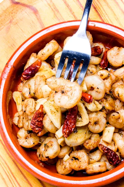 Gambas Sabrosas Con Ajo Cayena Tazón Cerámica Una Bandeja Madera — Foto de Stock