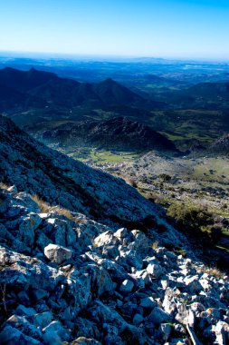 Dağlarla çevrili dağ manzarası