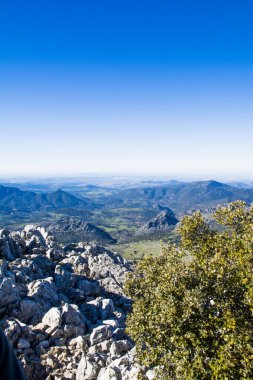 Dağlarla çevrili dağ manzarası