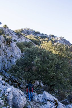 Dağlarla çevrili dağ manzarası