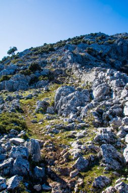 Dağlarla çevrili dağ manzarası