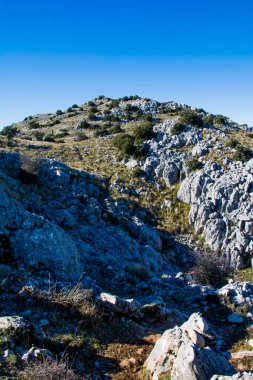 Dağlarla çevrili dağ manzarası