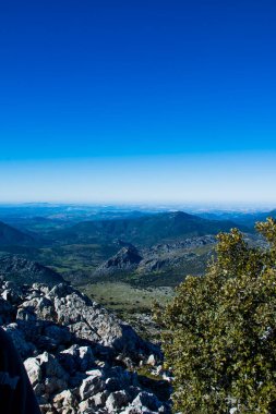 Dağlarla çevrili dağ manzarası