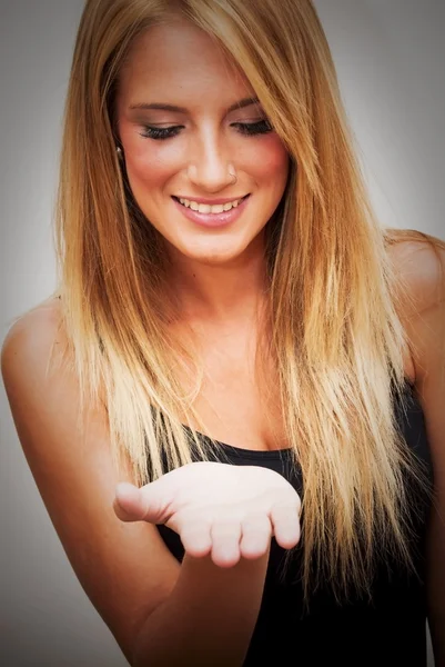 Schöne blonde Frau mit seiner offenen Hand — Stockfoto