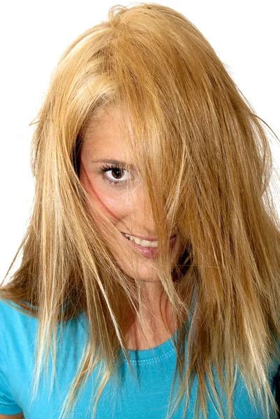 Mooie blonde vrouw met je haar over uw gezicht — Stockfoto