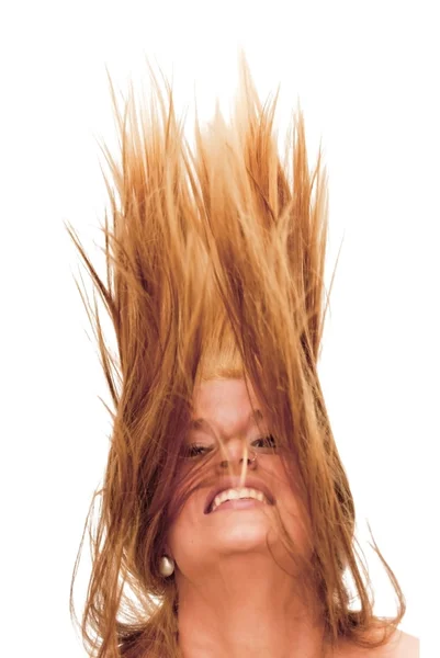 Mulher loira bonita tremendo seu cabelo — Fotografia de Stock