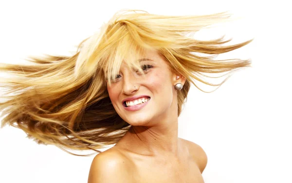 Vacker blond kvinna skakar hennes hår — Stockfoto