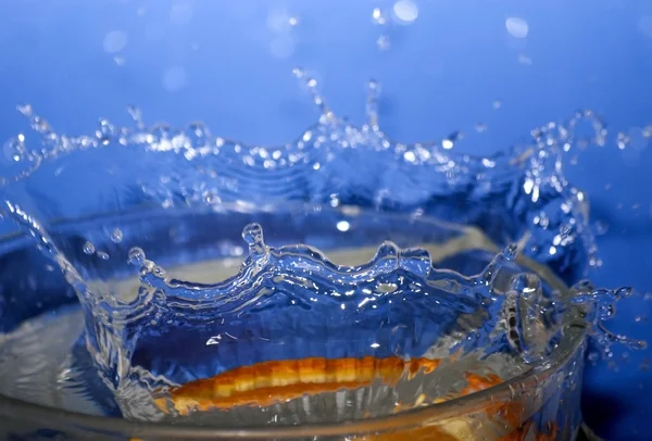 Fatias de laranja caindo debaixo d 'água — Fotografia de Stock