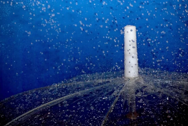 Gotas de chuva caindo em um guarda-chuva — Fotografia de Stock