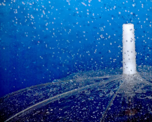 Gotas de chuva caindo em um guarda-chuva — Fotografia de Stock