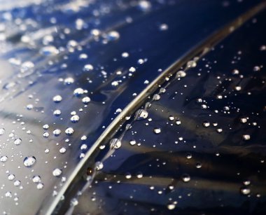 üzerinde bir şemsiye yağmur damlaları 