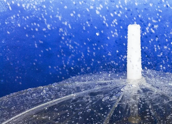 Gotas de chuva caindo em um guarda-chuva — Fotografia de Stock