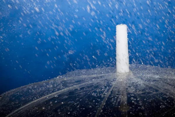 Gotas de lluvia cayendo sobre un paraguas — Foto de Stock