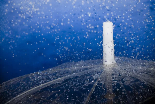 Gotas de lluvia cayendo sobre un paraguas — Foto de Stock