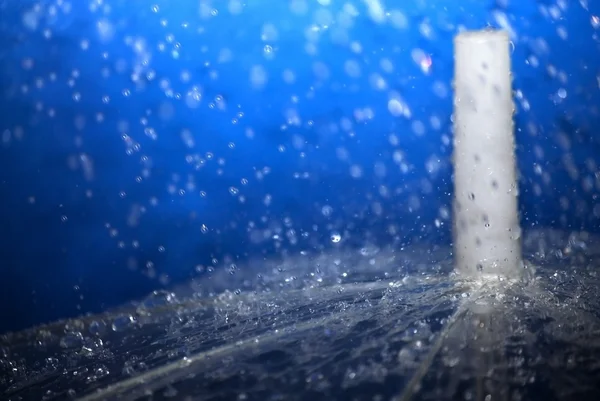 Gotas de lluvia cayendo sobre un paraguas — Foto de Stock