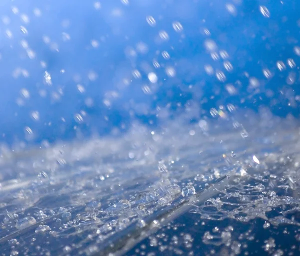 Gotas de lluvia cayendo sobre un paraguas — Foto de Stock