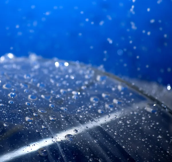 Gotas de lluvia cayendo sobre un paraguas — Foto de Stock