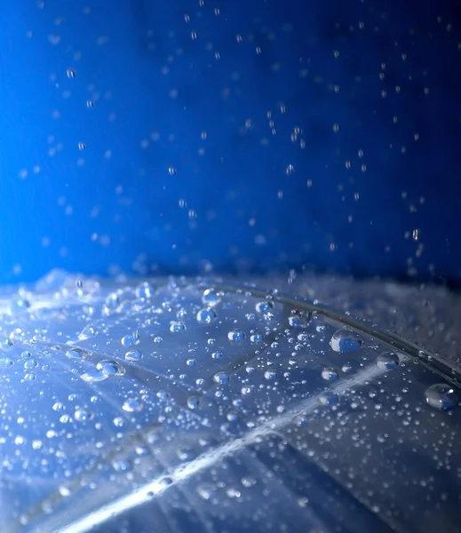 Gotas de lluvia cayendo sobre un paraguas — Foto de Stock