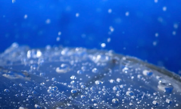 Gotas de lluvia cayendo sobre un paraguas — Foto de Stock