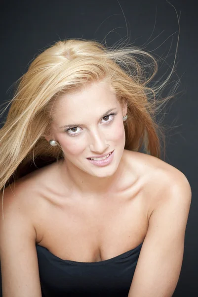 Retrato de hermosa mujer rubia — Foto de Stock