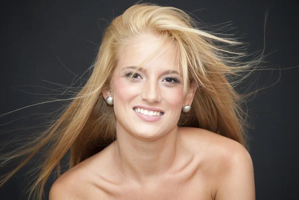 Porträtt av vacker blond kvinna — Stockfoto