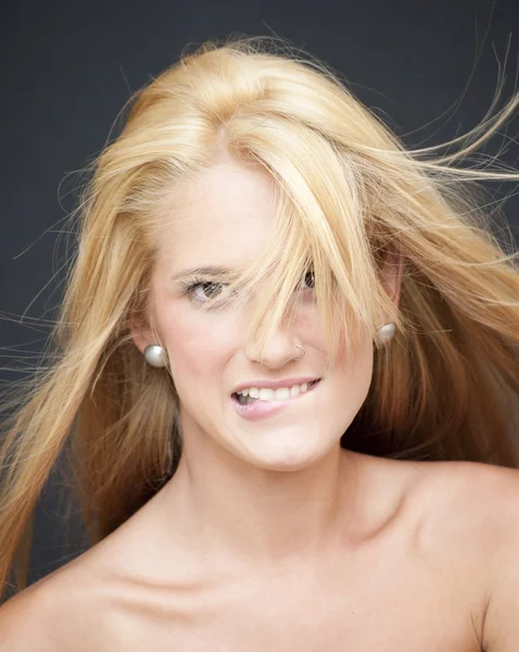 Portrét krásné blond ženy kousání rtů — Stock fotografie