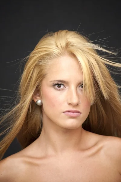 Retrato de hermosa mujer rubia — Foto de Stock