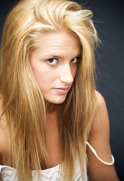 Vacker blond kvinna — Stockfoto