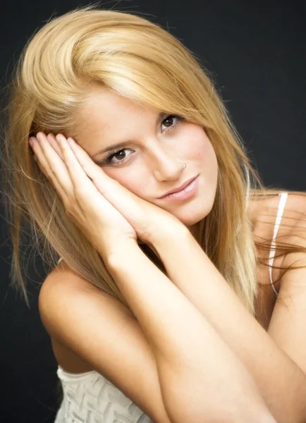 Mooie blonde vrouw — Stockfoto