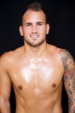 yakışıklı adam gömleksiz