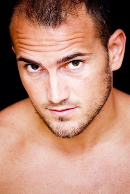 yakışıklı adam gömleksiz