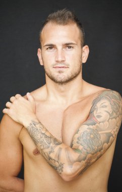 yakışıklı adam gömleksiz