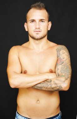 yakışıklı adam gömleksiz