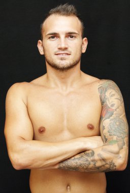 yakışıklı adam gömleksiz