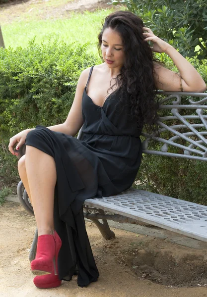 Hermosa mujer en un parque —  Fotos de Stock