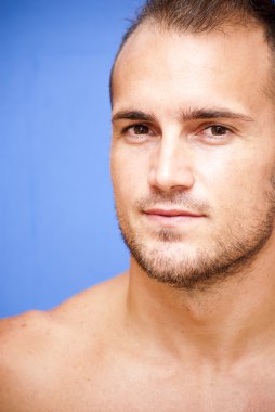 yakışıklı adam gömleksiz