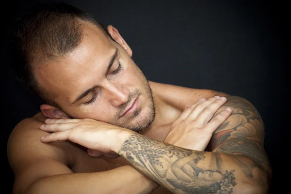 Hombre guapo sin camisa abrazándose —  Fotos de Stock