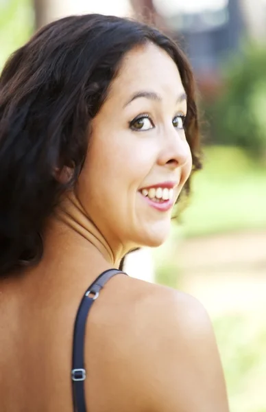 Mulher bonita em um parque — Fotografia de Stock