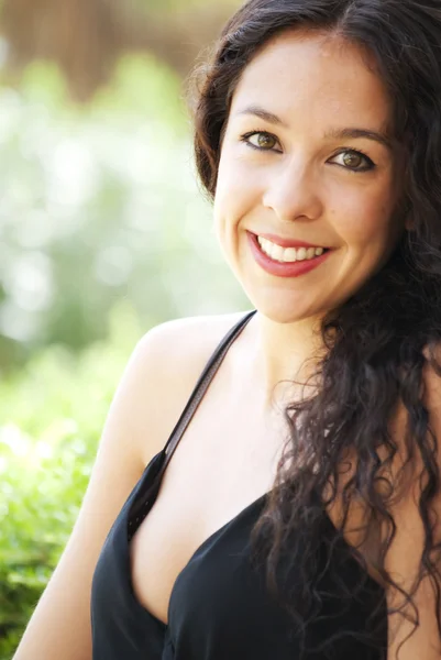 Beautiful woman in a park — Stock Photo, Image