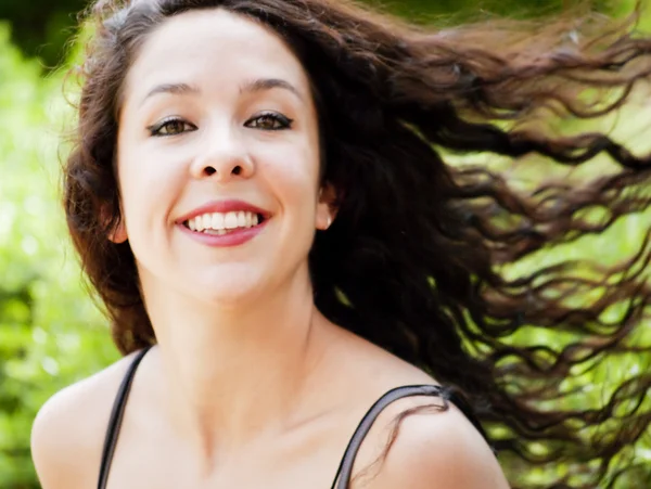 Hermosa mujer en un parque — Foto de Stock