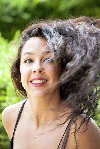 Hermosa mujer en un parque —  Fotos de Stock