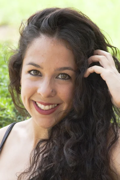 Hermosa mujer en un parque — Foto de Stock