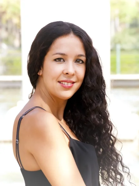 Hermosa mujer en un parque — Foto de Stock