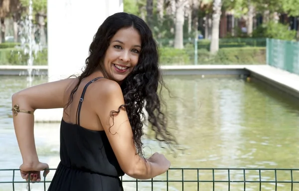 Hermosa mujer en un parque — Foto de Stock