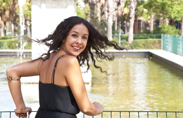 Mulher bonita em um parque — Fotografia de Stock