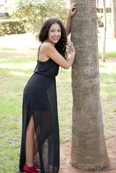 Mulher bonita em um parque — Fotografia de Stock