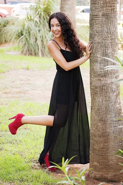 Hermosa mujer en un parque — Foto de Stock