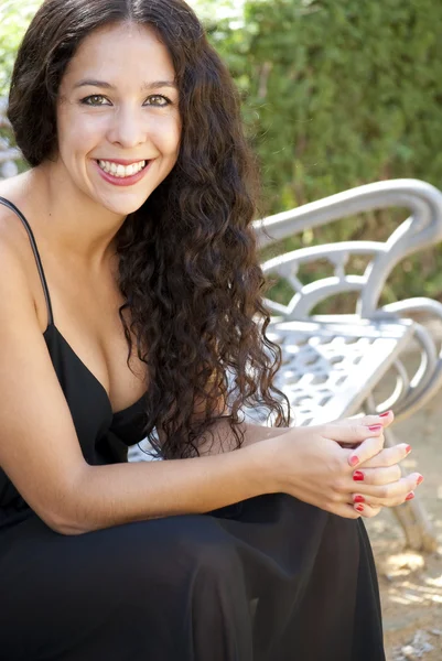 Hermosa mujer en un parque — Foto de Stock