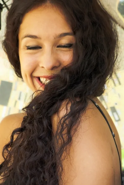 Hermosa mujer en un parque con paraguas — Foto de Stock