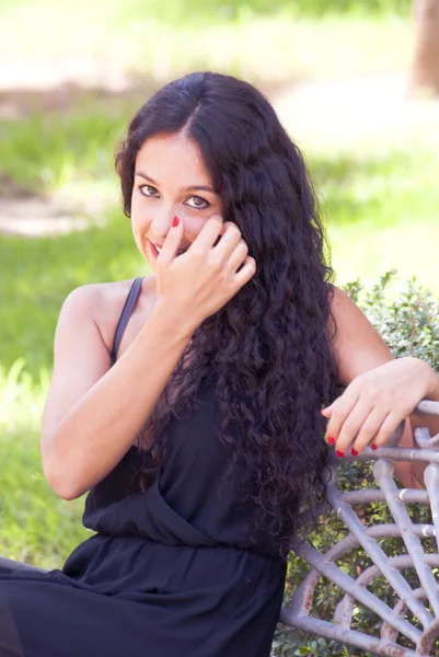 Mooie vrouw in een park — Stockfoto